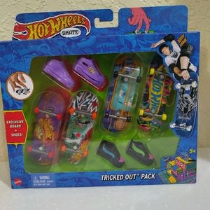 Hot Wheels Tony Hawk Tricked Out Pack Finger Board & Shoes Exclusive NEW